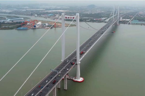 Мостът "Нанша" е друг в Китай, който трябва да пресече Перлената река. Носи името си от квартал в Гуанджоу, който свързва с град Шатиан. Първоначално трябваше да бъде наречен "Вторият мост Хумен", но това се промени по време на строителния период между 2013 и 2019. Сега обслужва повече от 50 000 превозни средства всеки ден.
Мостът се състои от две платна, всяко с четири ленти. Струва общо 1,63 милиарда щатски долара.